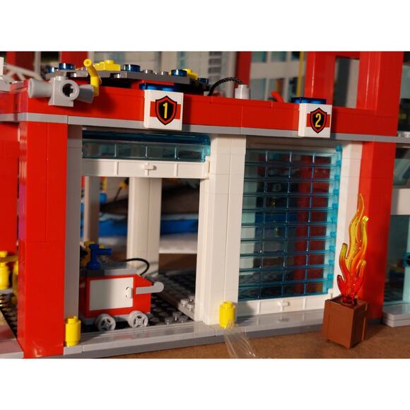 FIRE STATION & 3Vehicles LEGO CITY Set #60004 100% COMPLETE + ALL 5 Instructions - Picture 5 of 16
